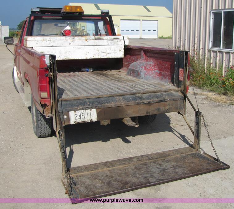 image for item 3609 1986 Ford F150 pickup truck