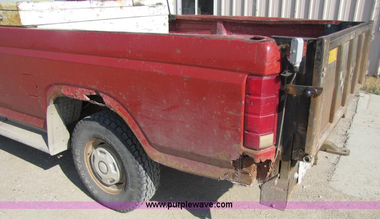 image for item 3609 1986 Ford F150 pickup truck