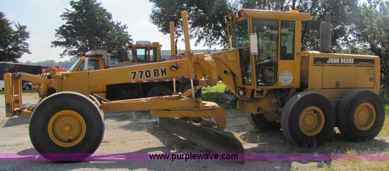 image for item 3611 1997 John Deere 770BH motor grader