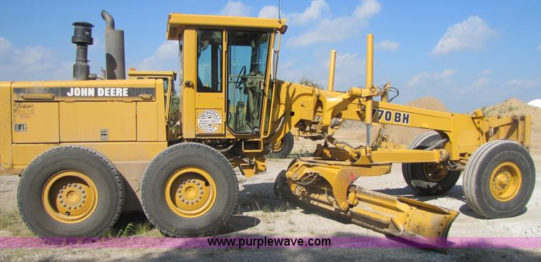 image for item 3611 1997 John Deere 770BH motor grader