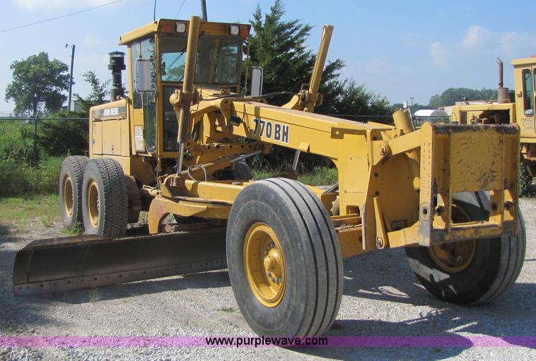 image for item 3611 1997 John Deere 770BH motor grader