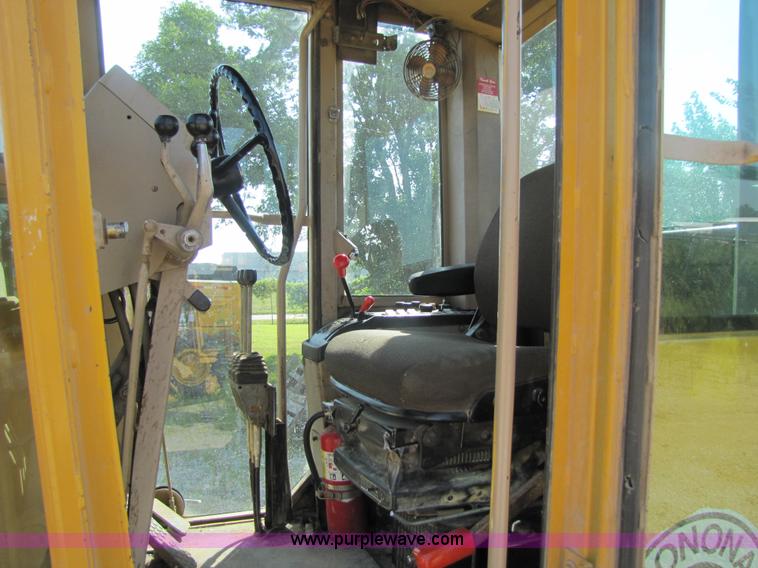 image for item 3611 1997 John Deere 770BH motor grader