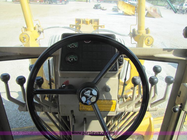 image for item 3611 1997 John Deere 770BH motor grader