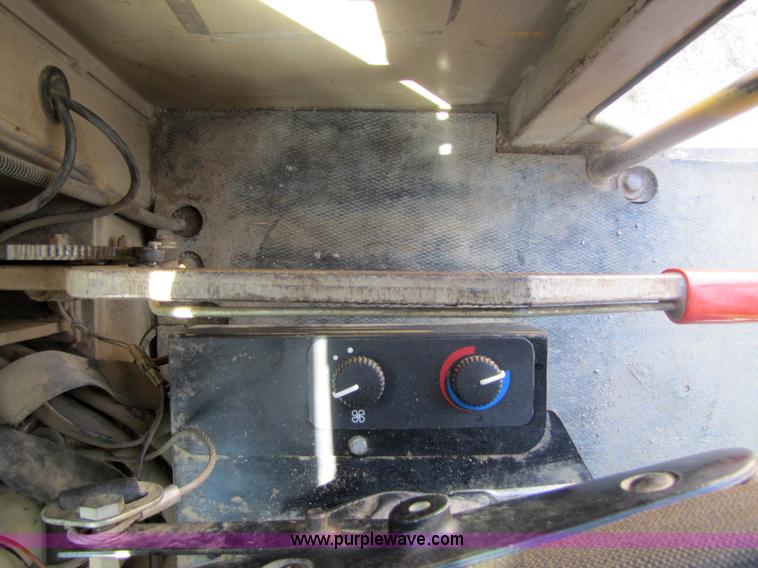 image for item 3611 1997 John Deere 770BH motor grader