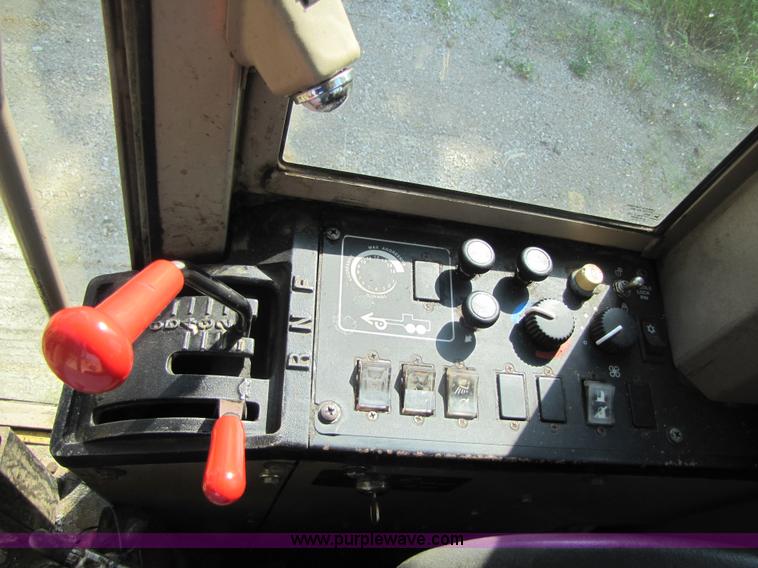 image for item 3611 1997 John Deere 770BH motor grader