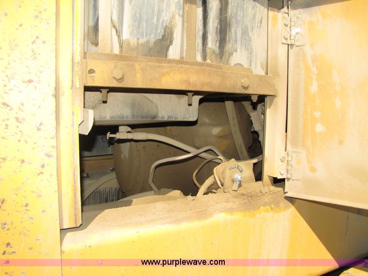 image for item 3611 1997 John Deere 770BH motor grader