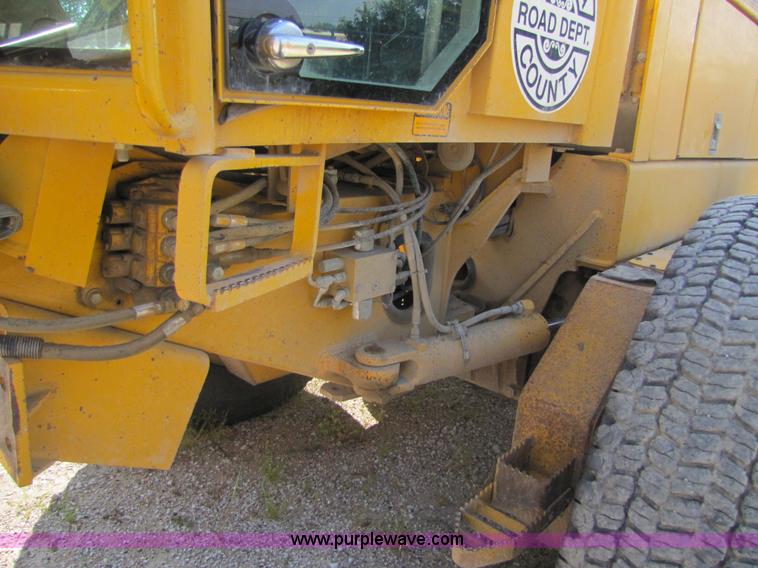 image for item 3611 1997 John Deere 770BH motor grader