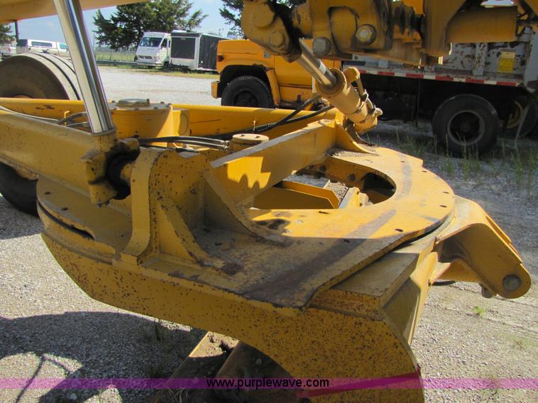 image for item 3611 1997 John Deere 770BH motor grader