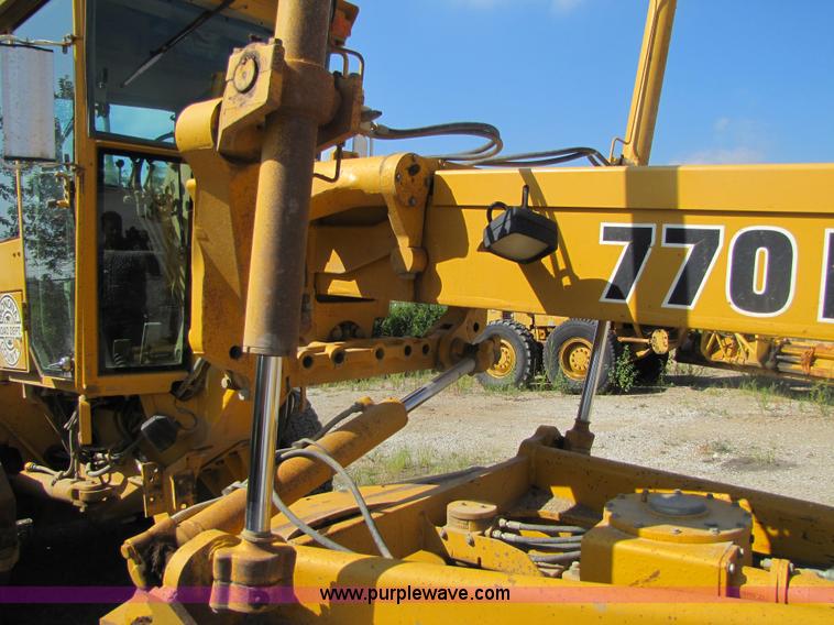 image for item 3611 1997 John Deere 770BH motor grader