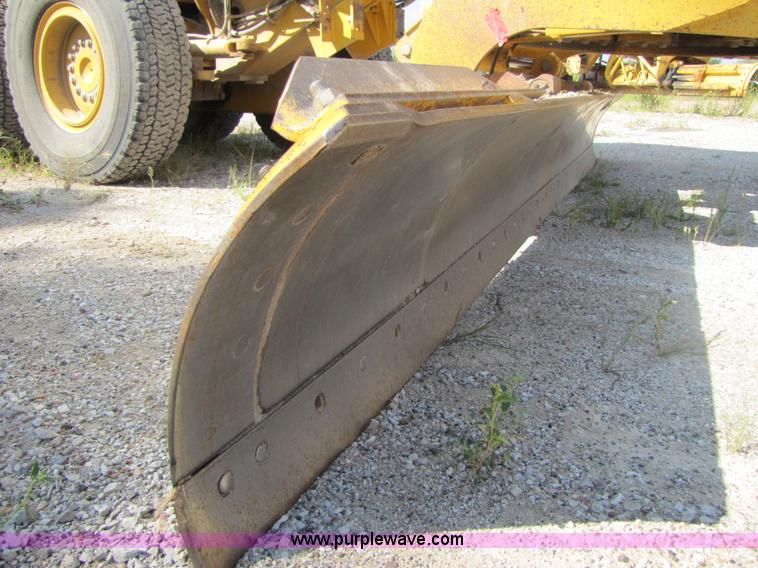 image for item 3611 1997 John Deere 770BH motor grader