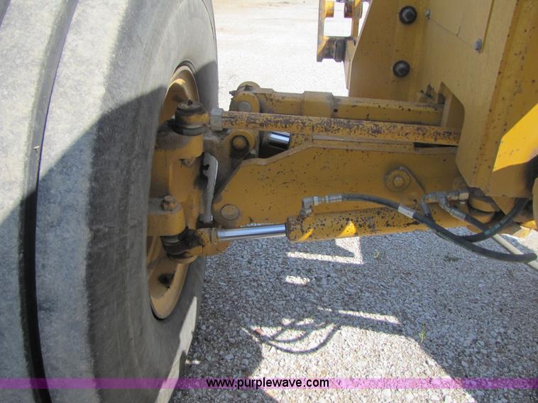 image for item 3611 1997 John Deere 770BH motor grader