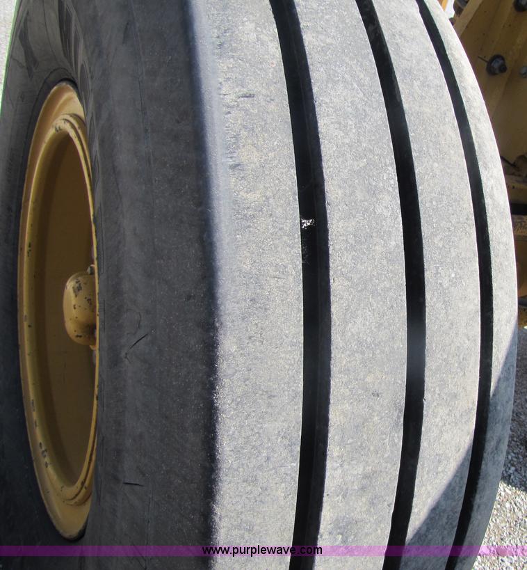 image for item 3611 1997 John Deere 770BH motor grader