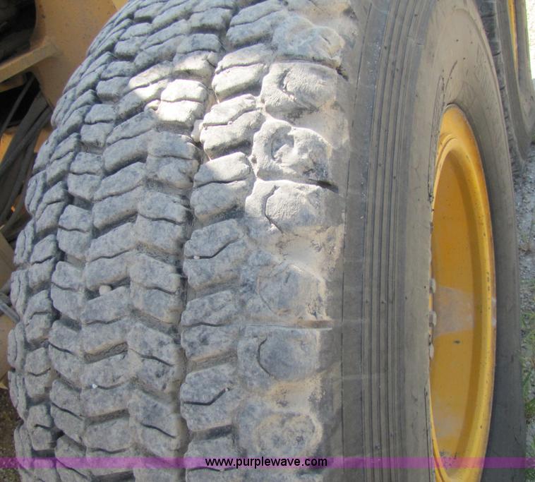 image for item 3611 1997 John Deere 770BH motor grader