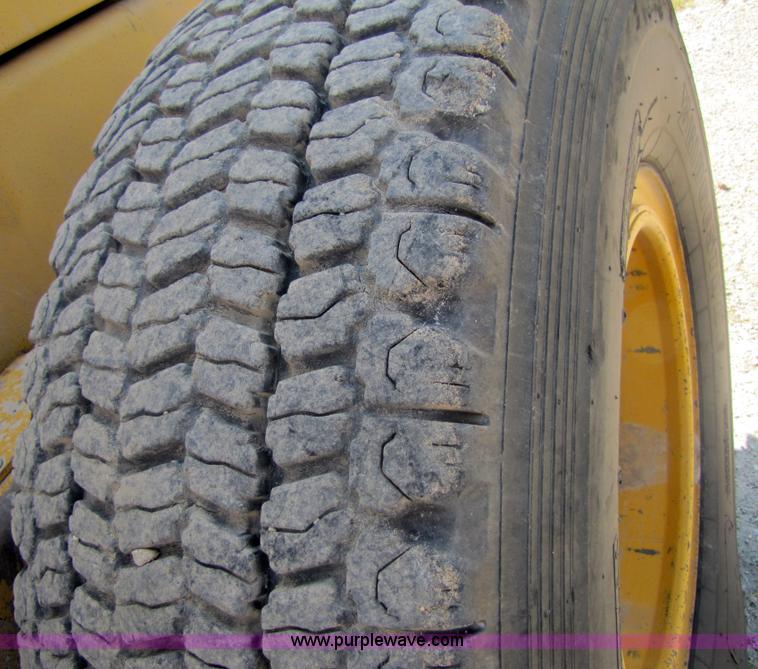 image for item 3611 1997 John Deere 770BH motor grader