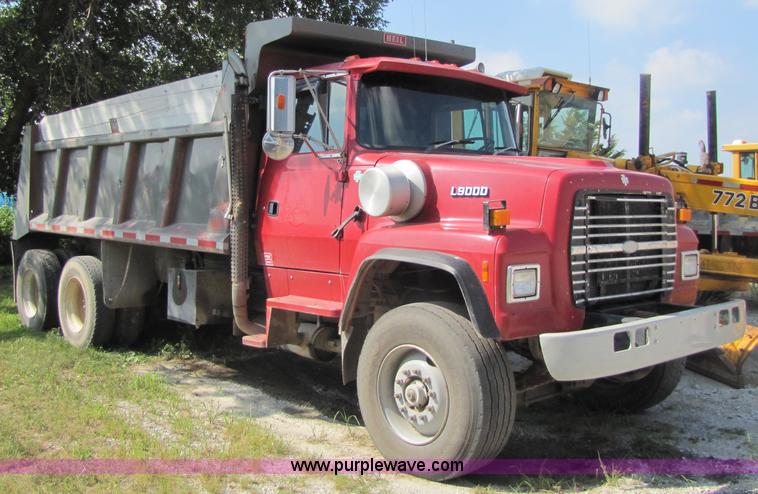 image for item 3613 1992 Ford Conventional LT9000 dump truck