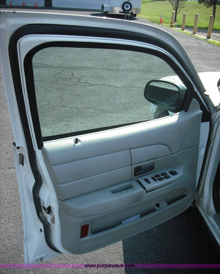 image for item 3619 2003 Ford Crown Victoria