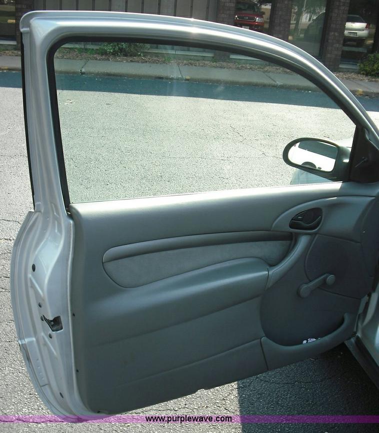 image for item 3620 2000 Ford Focus ZX3