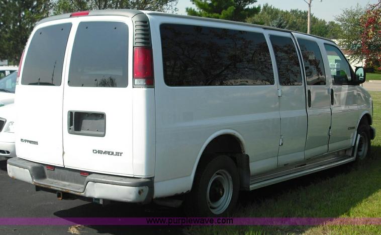 image for item 3622 2001 Chevrolet G2500 Express van