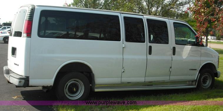 image for item 3622 2001 Chevrolet G2500 Express van