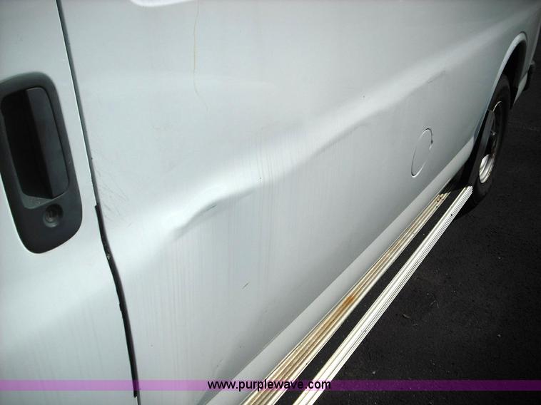 image for item 3622 2001 Chevrolet G2500 Express van