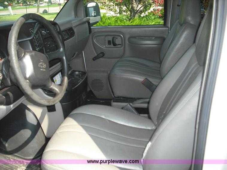 image for item 3622 2001 Chevrolet G2500 Express van