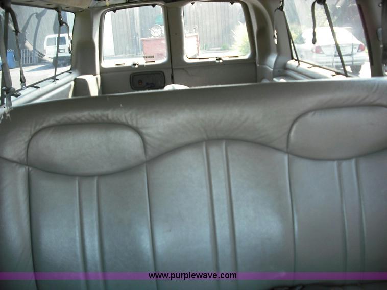 image for item 3622 2001 Chevrolet G2500 Express van