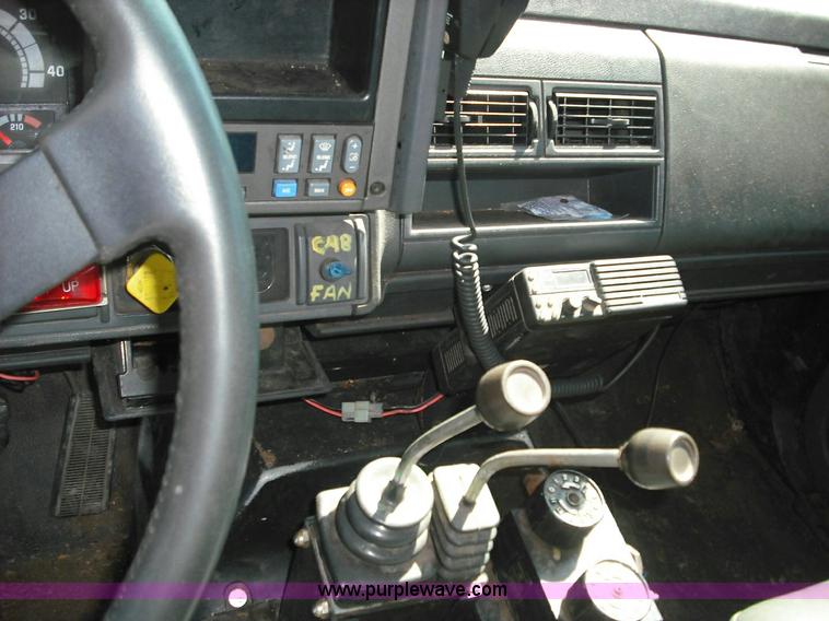 image for item 3628 2000 GMC C7500 dump truck