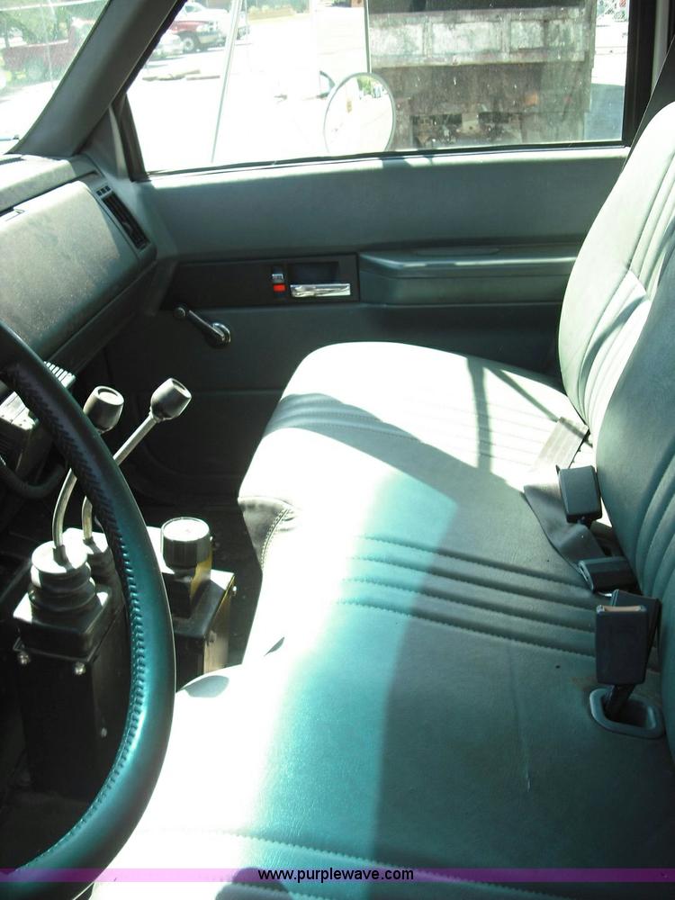 image for item 3628 2000 GMC C7500 dump truck