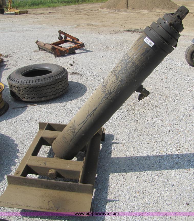 image for item 9619 Single ram hoist and mounting plate