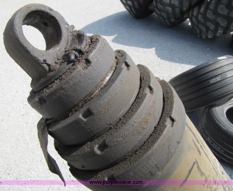 image for item 9619 Single ram hoist and mounting plate