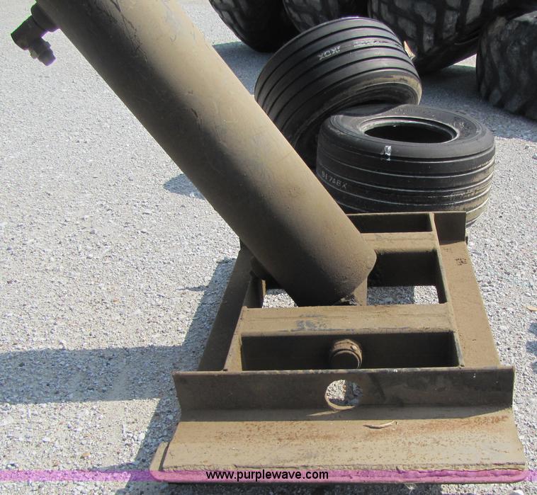 image for item 9619 Single ram hoist and mounting plate