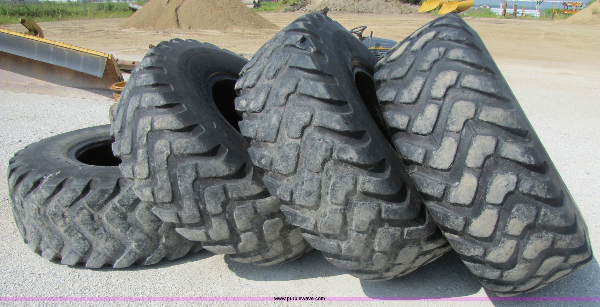 (4) 20.5R25 tires in Onawa, IA Item 3618 sold Purple Wave