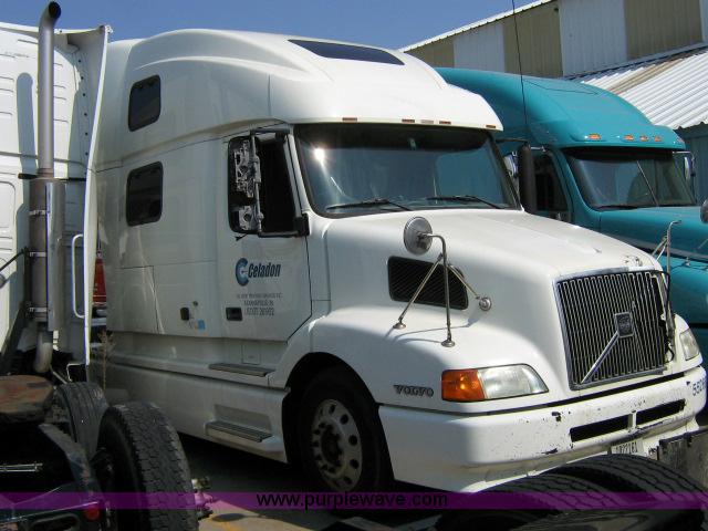 image for item 1800 2003 Volvo VNL semi truck