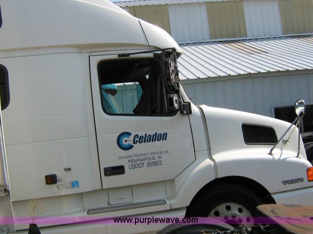 image for item 1800 2003 Volvo VNL semi truck