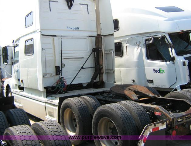 image for item 1800 2003 Volvo VNL semi truck