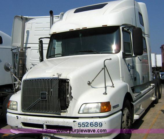 image for item 1800 2003 Volvo VNL semi truck