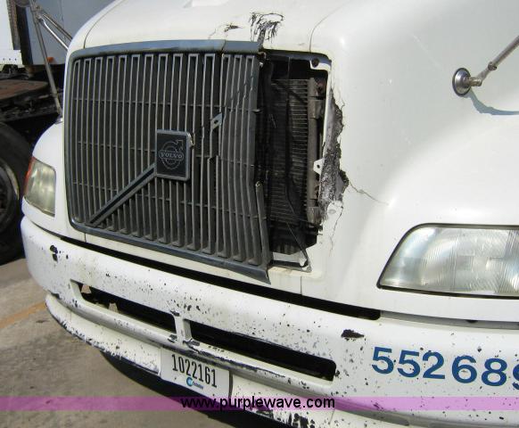 image for item 1800 2003 Volvo VNL semi truck