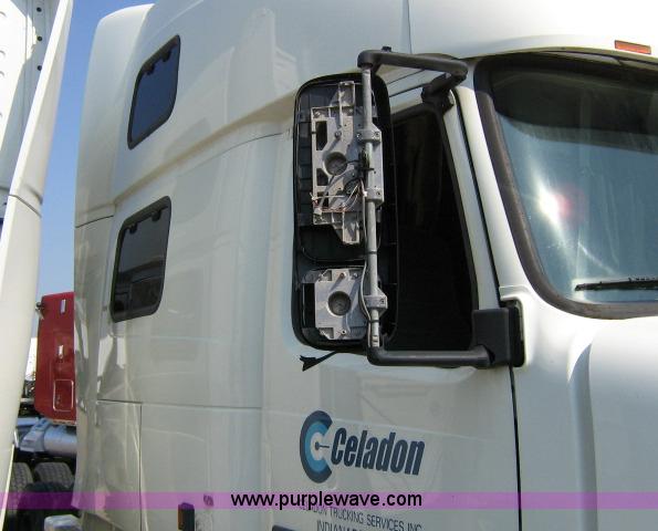 image for item 1800 2003 Volvo VNL semi truck