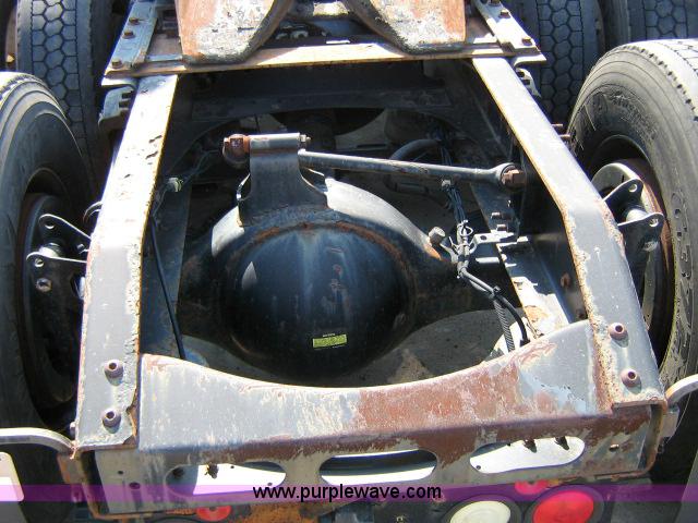 image for item 1800 2003 Volvo VNL semi truck