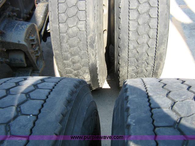 image for item 1800 2003 Volvo VNL semi truck