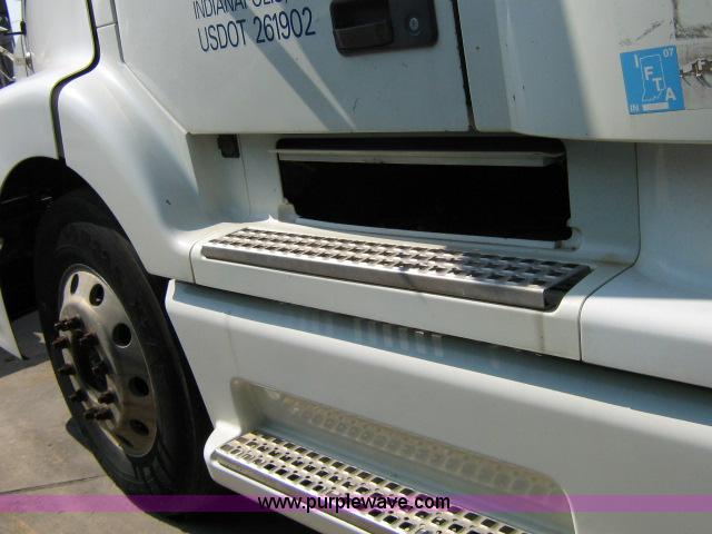 image for item 1800 2003 Volvo VNL semi truck