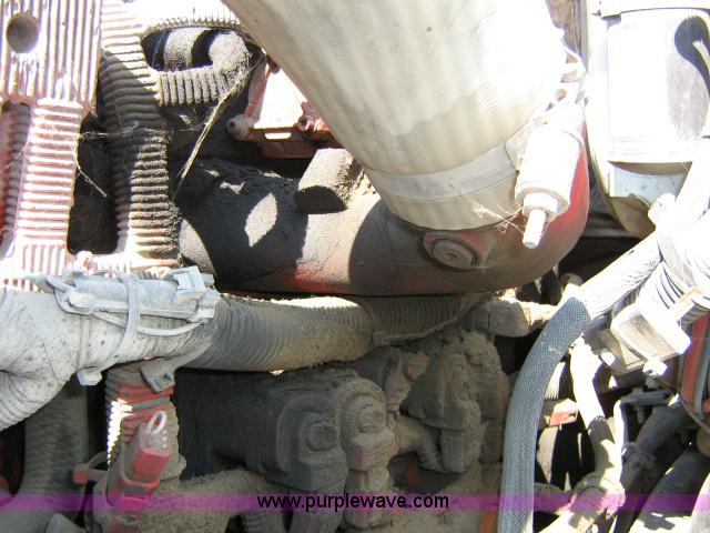 image for item 1800 2003 Volvo VNL semi truck