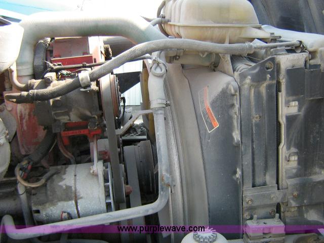 image for item 1800 2003 Volvo VNL semi truck