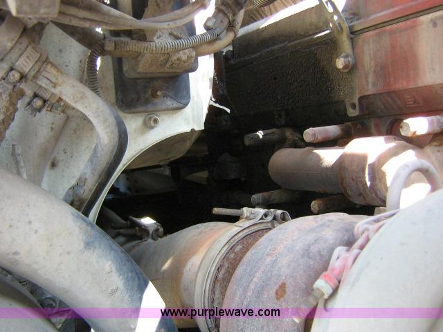 image for item 1800 2003 Volvo VNL semi truck