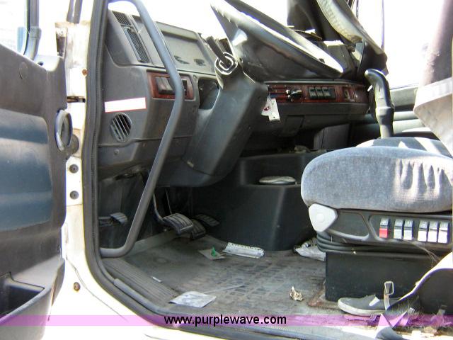 image for item 1800 2003 Volvo VNL semi truck
