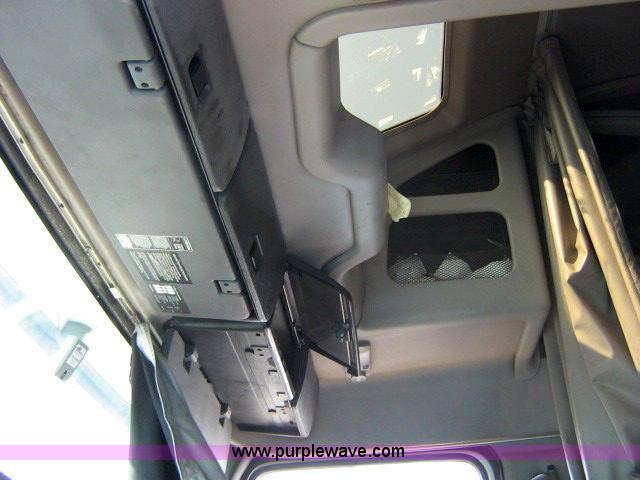 image for item 1800 2003 Volvo VNL semi truck