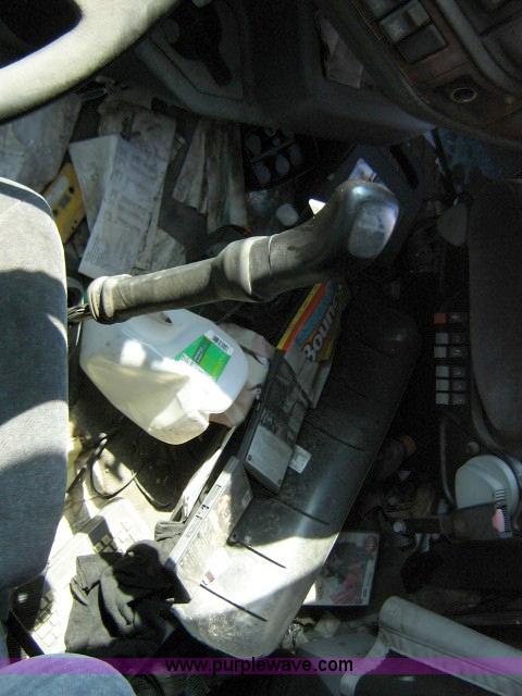 image for item 1800 2003 Volvo VNL semi truck