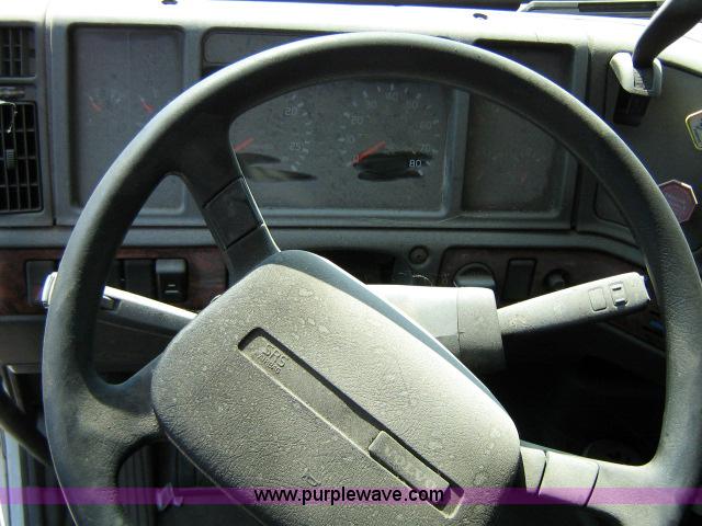 image for item 1800 2003 Volvo VNL semi truck