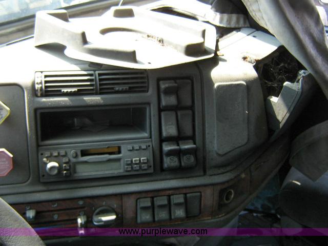 image for item 1800 2003 Volvo VNL semi truck