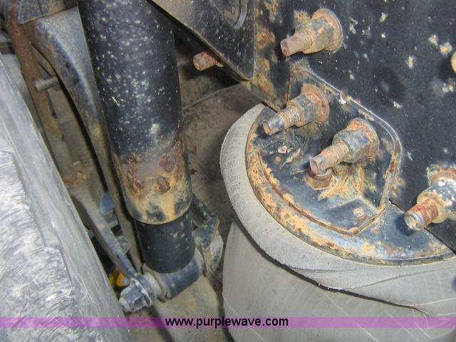 image for item 1800 2003 Volvo VNL semi truck